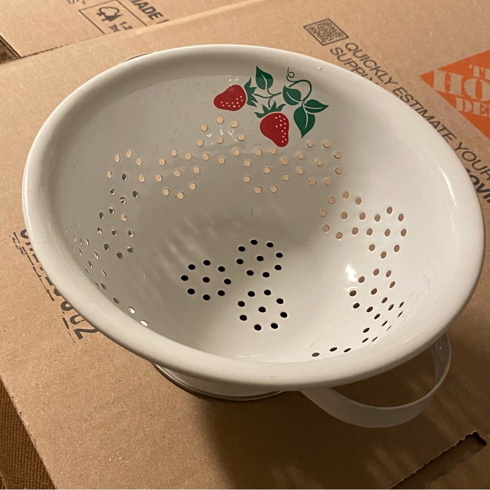 White Enamel Colander - Picture 2 of 4
